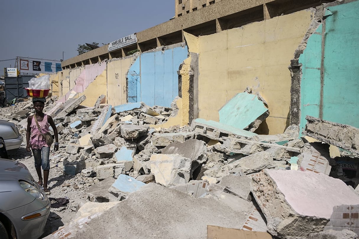 Les boutiques sans permis de construction ont été démolies au Marché Niger de Conakry. Photo d’illustration. © Sylvain Cherkaoui pour JA