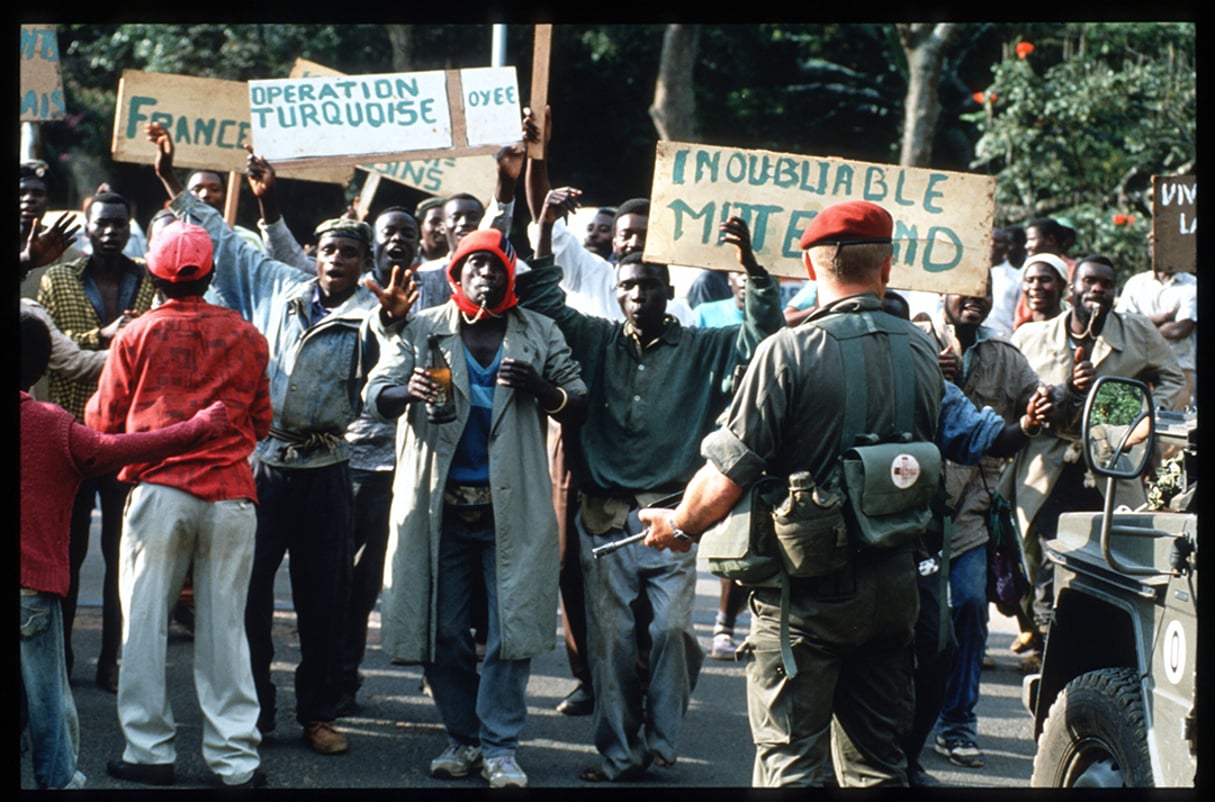 Le 24 juin 1994 au Rwanda, des Hutus célèbrent l’arrivée des troupes françaises à la frontière du Zaïre. © Scott Peterson/Liaison/Getty Images