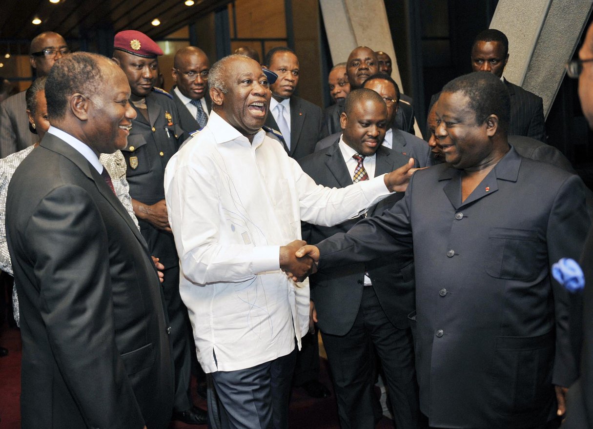 De g. à dr. : Alassane Ouattara, Laurent Gbagbo et Henri Konan Bédié, au palais présidentiel d’Abidjan, le 30 juin 2010. Au second plan, Guillaume Soro. © Sia Kambou/AFP