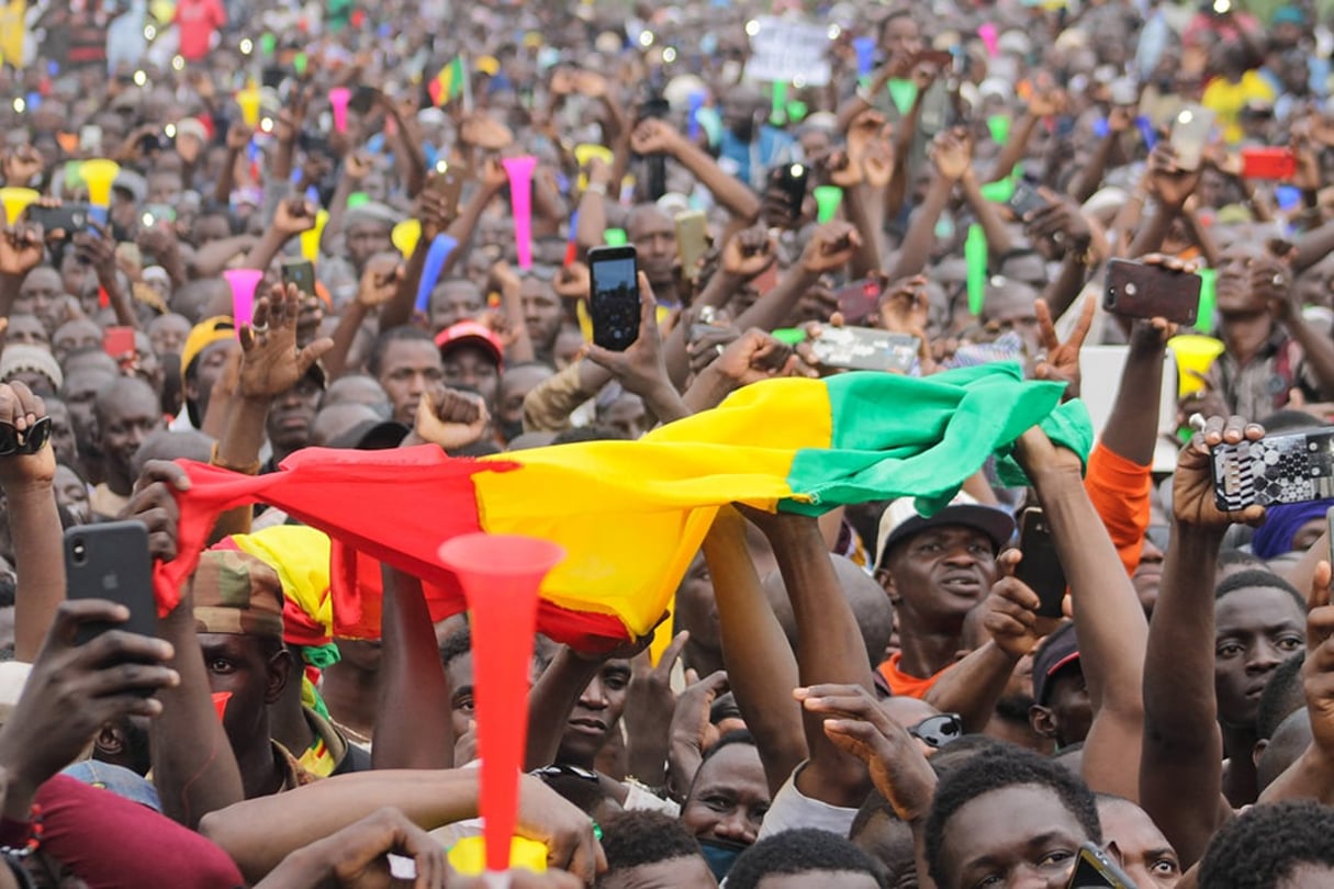 Des milliers de Maliens rassemblés, après la démission d’IBK, sur la place de l’indépendance à Bamako, le 21 août 2020. © Anadolu Agency via AFP