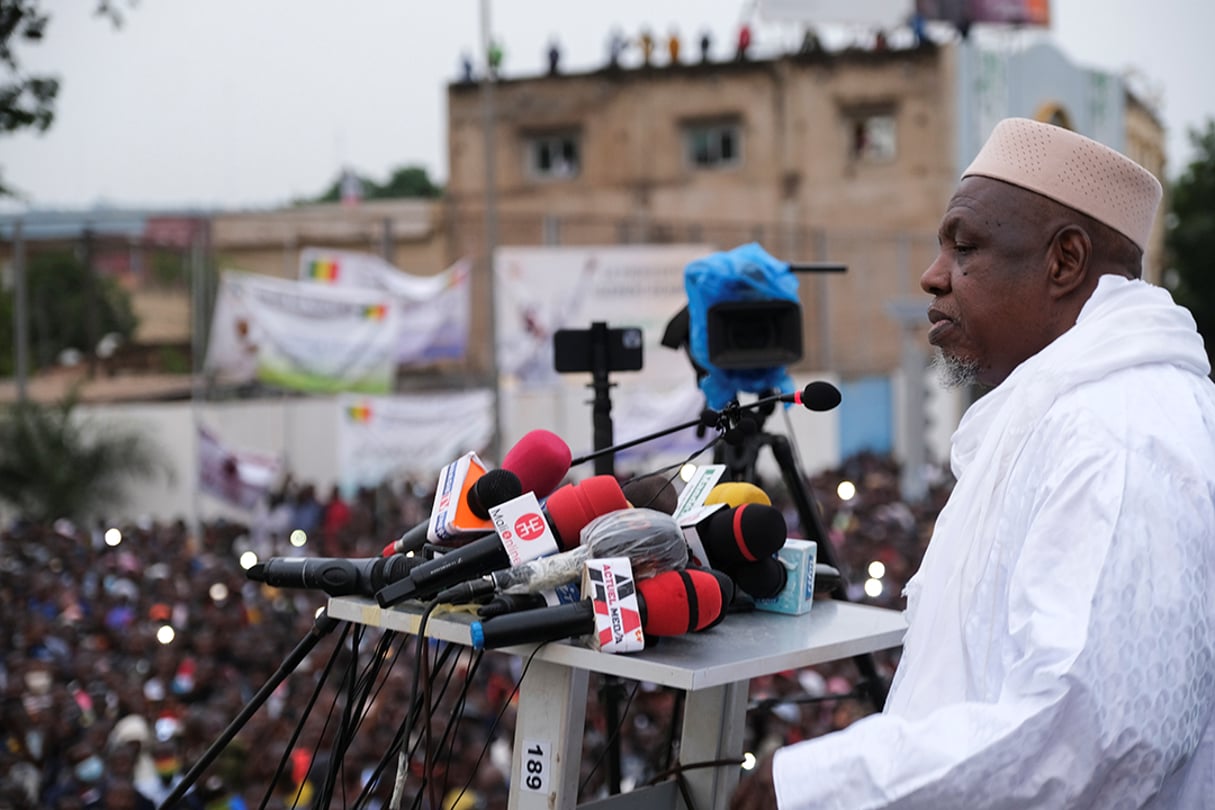 L’imam Dicko lors d’une prise de parole face aux militants du M5-RFP, le 11 août 2021 à Bamako. © Rey Byhre/REUTERS