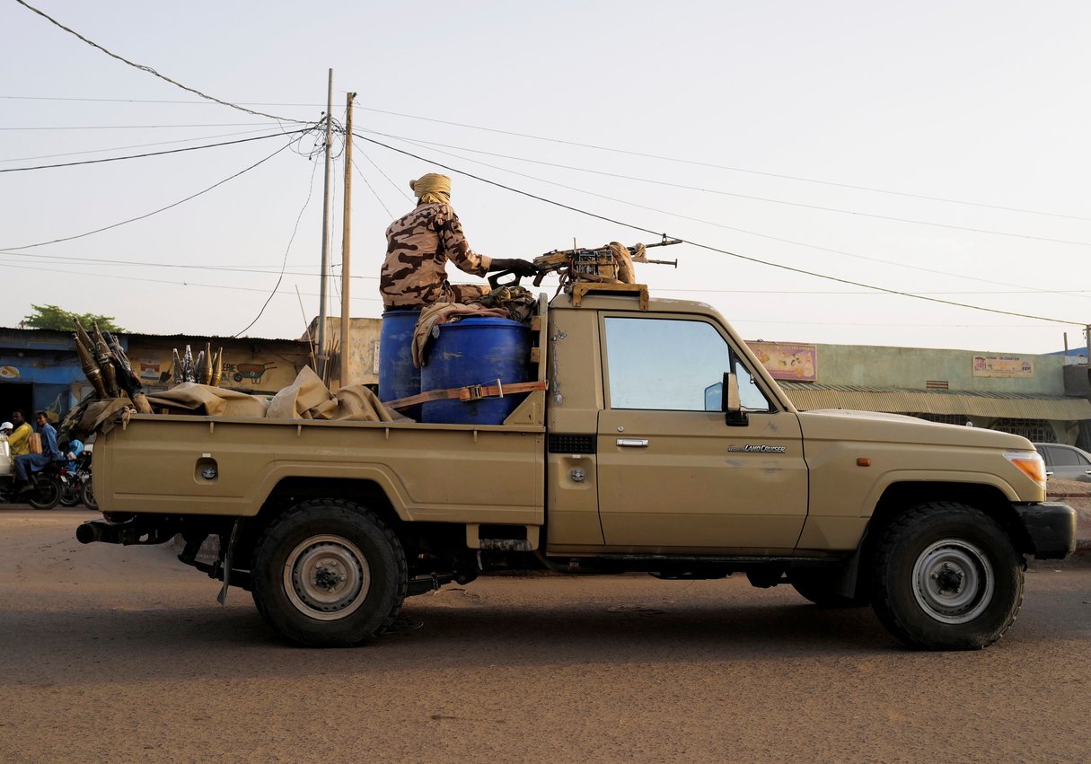 Des membres des forces de sécurité tchadiennes, lors d’affrontements avec des manifestants, mardi 27 avril 2021 à N’Djamena. © REUTERS/Zohra Bensemra