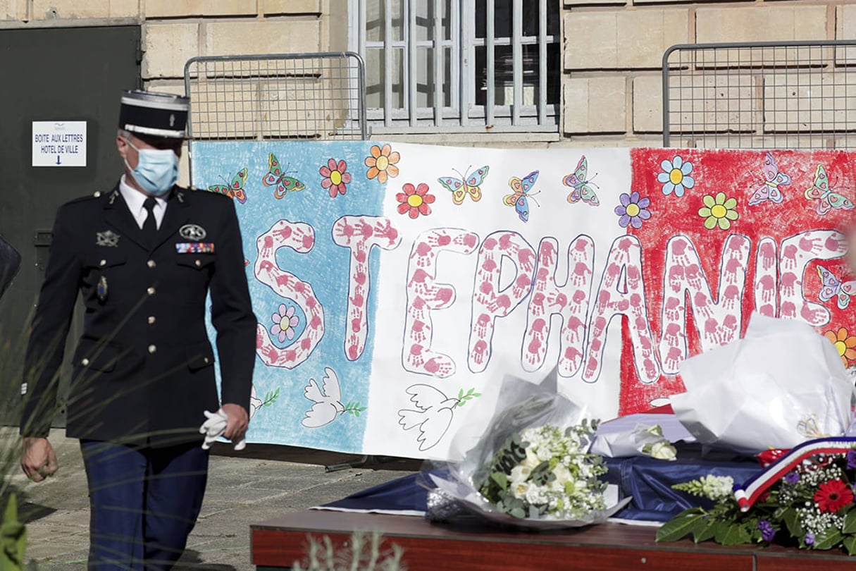 Une banderole porte le nom de la fonctionnaire de police française Stéphanie Monfermé, poignardée vendredi 23 avril à Rambouillet, au sud-ouest de Paris. © Thibault Camus/AP/SIPA