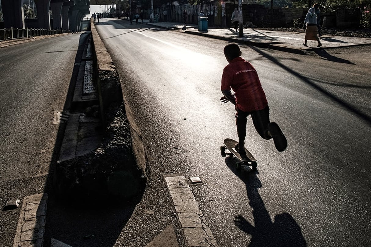 Un garçon fait du skateboard dans une rue d’Addis-Abeba le 3 février 2019 lors de la troisième Journée sans voiture promue par des ONG locales et le gouvernement éthiopien. © EDUARDO SOTERAS/AFP