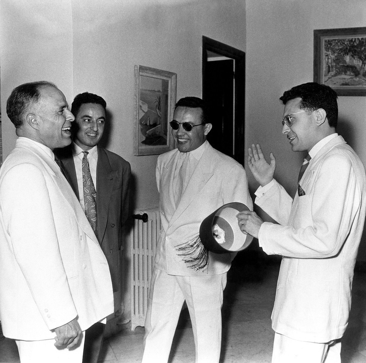 Le président Habib Bourguiba (à g.), Béchir Ben Yahmed, ministre de l'Information (avec des lunettes de soleil) et Ahmed Mestiri, ministre des Finances, à Tunis, en juillet 1957. &copy; Studio Kahia