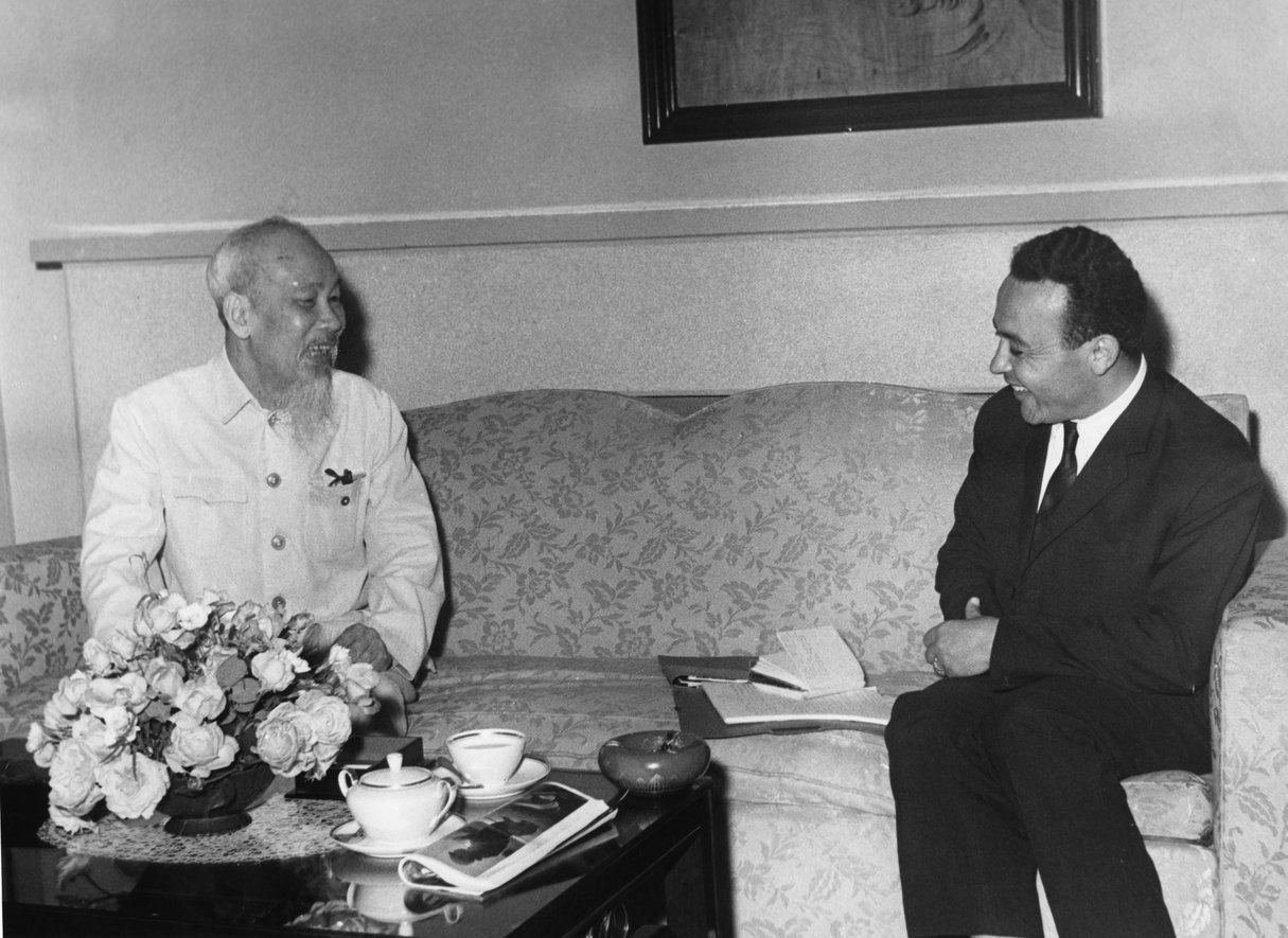 Béchir Ben Yahmed avec Hô Chi Minh, à HanoÏ, en avril 1967. © Archives Jeune Afrique