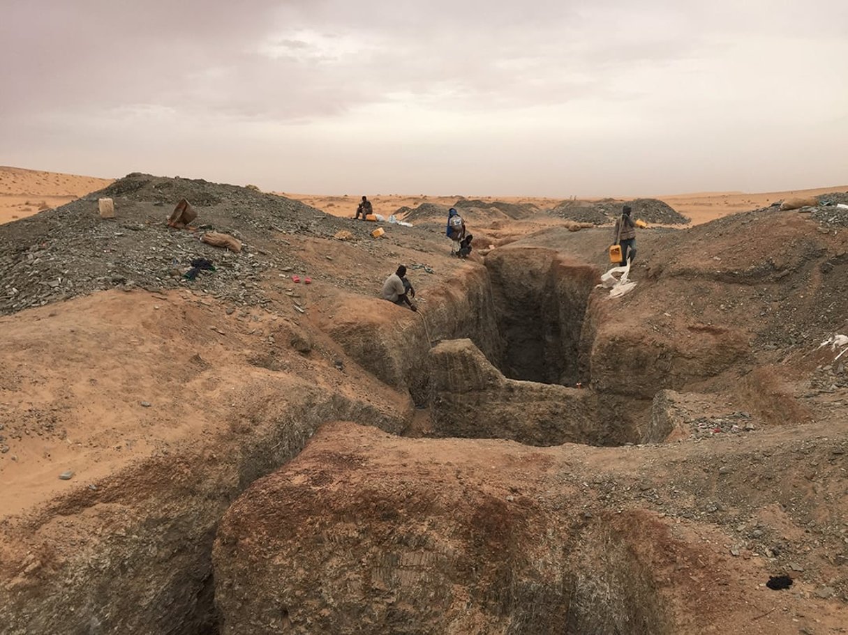 Orpaillage illégal. Dans le désert mauritanien, des milliers d’orpailleurs ont décidé de tenter leur chance à la recherche d’or alluvial et d’or minéralisé. Les risques considérables encourus sont, selon eux, à la mesure de l’enjeu: sortir de la pauvreté. © Ahmed LEMINE / Naturimages