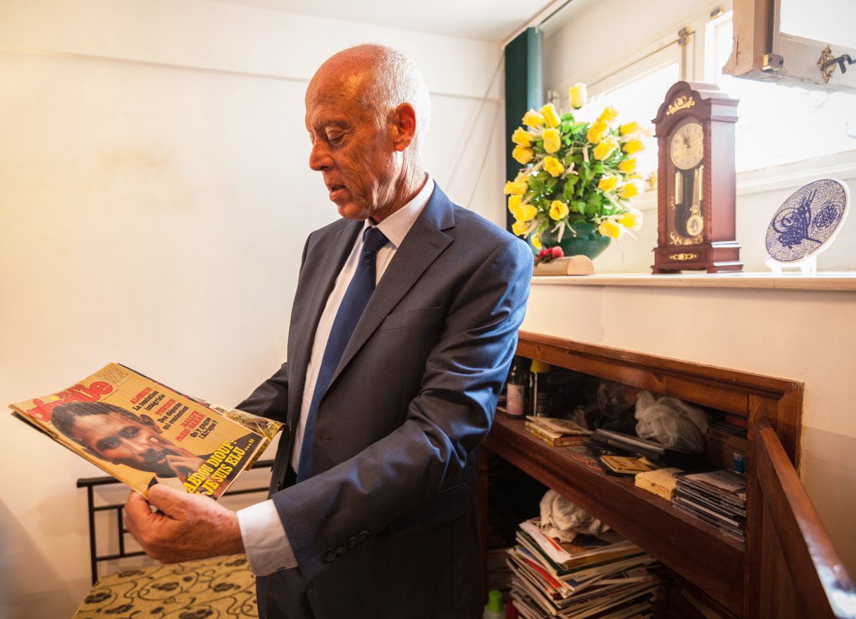 Kaïs Saïed lisant l'un des numéros de sa collection de « Jeune Afrique », en septembre 2019, dans l'entre-deux tours de la présidentielle en Tunisie. &copy; Ons Abid pour JA