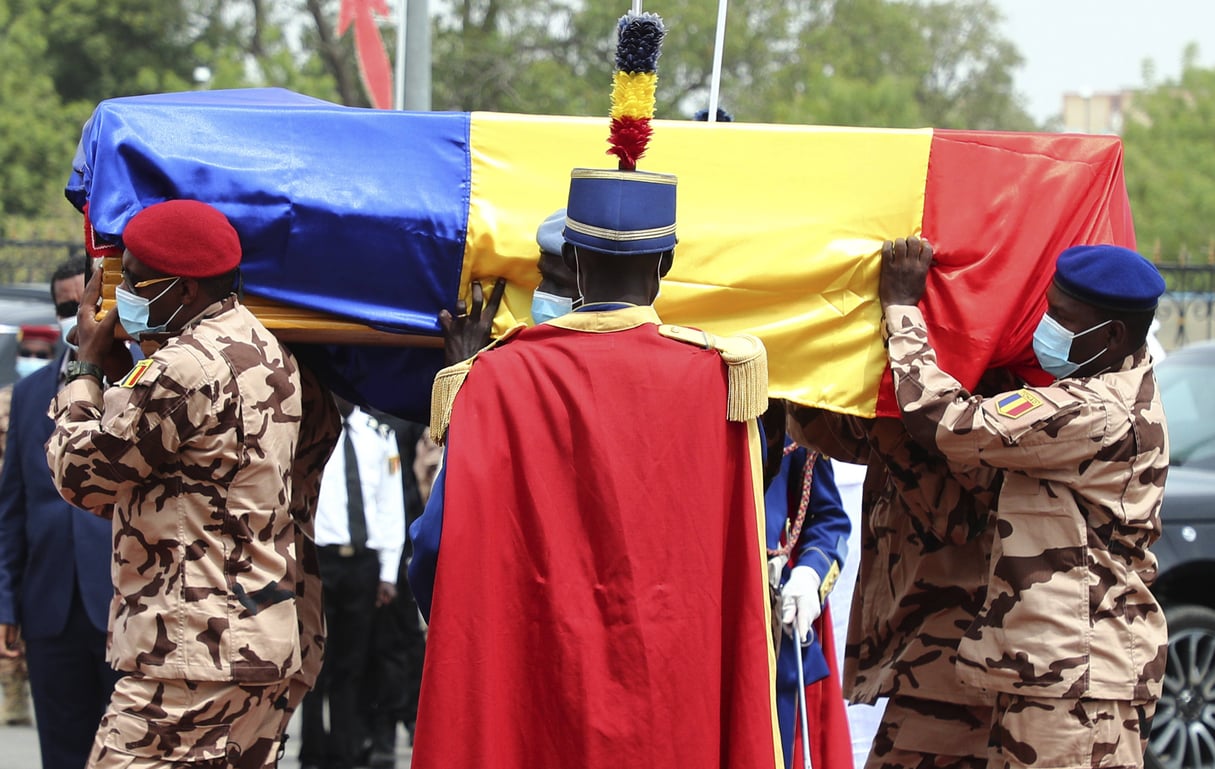 Des soldats tchadiens portent le cercueil du défunt président tchadien Idriss Deby lors des funérailles nationales à N’Djamena, Tchad, le 23 avril 2021. © Christophe Petit Tesson/AP/SIPA