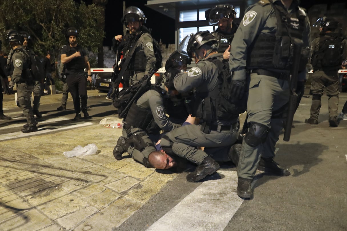 Des agents de la police des frontières israélienne détiennent un manifestant palestinien lors d’affrontements avec des manifestants palestiniens, à Jérusalem-Est, vendredi 7 mai. 2021. © Mahmoud Illean/AP/SIPA