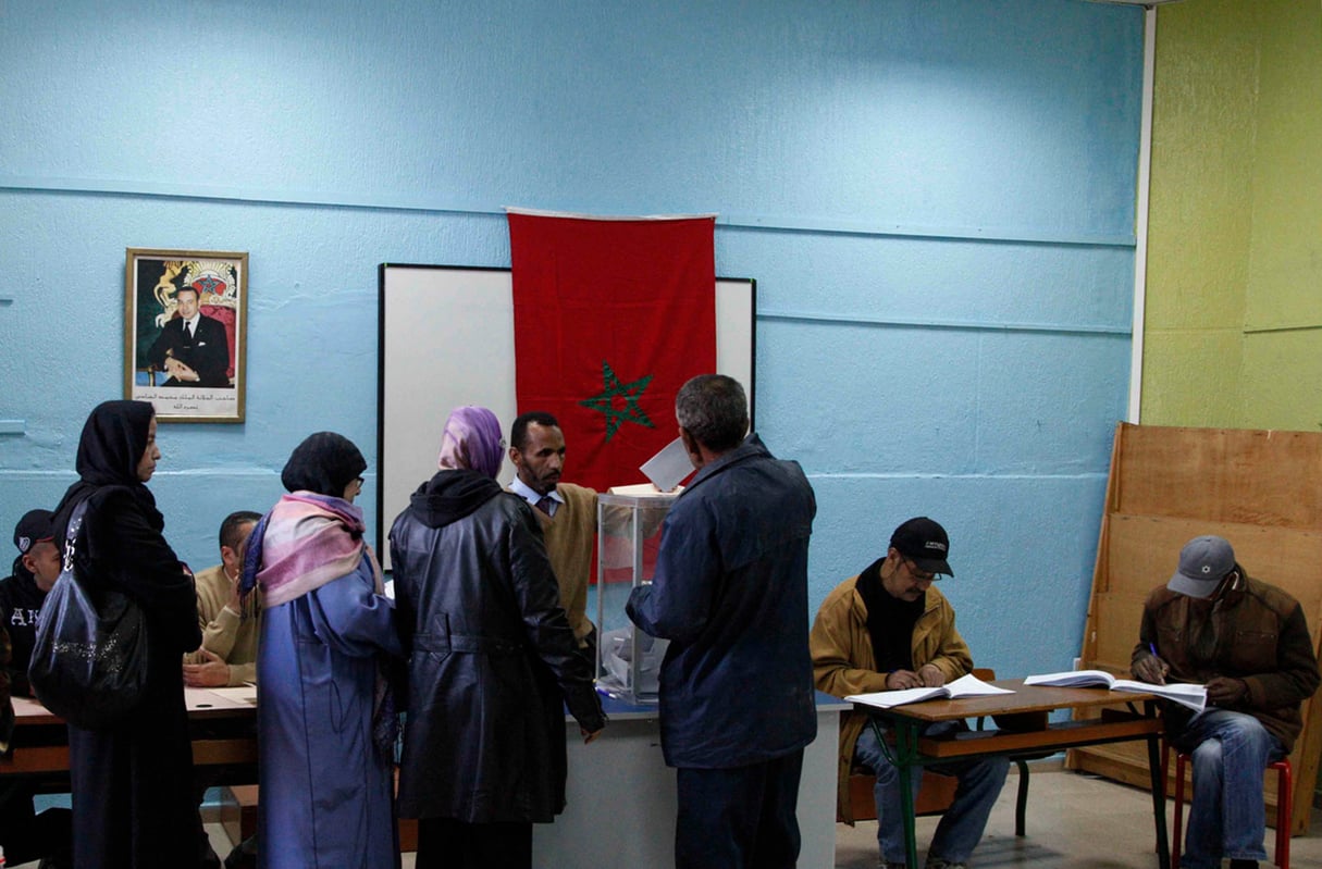 Des personnes attendent de déposer leur bulletin de vote pour l’élection législative dans un bureau de vote à Casablanca. © REUTERS/Macao