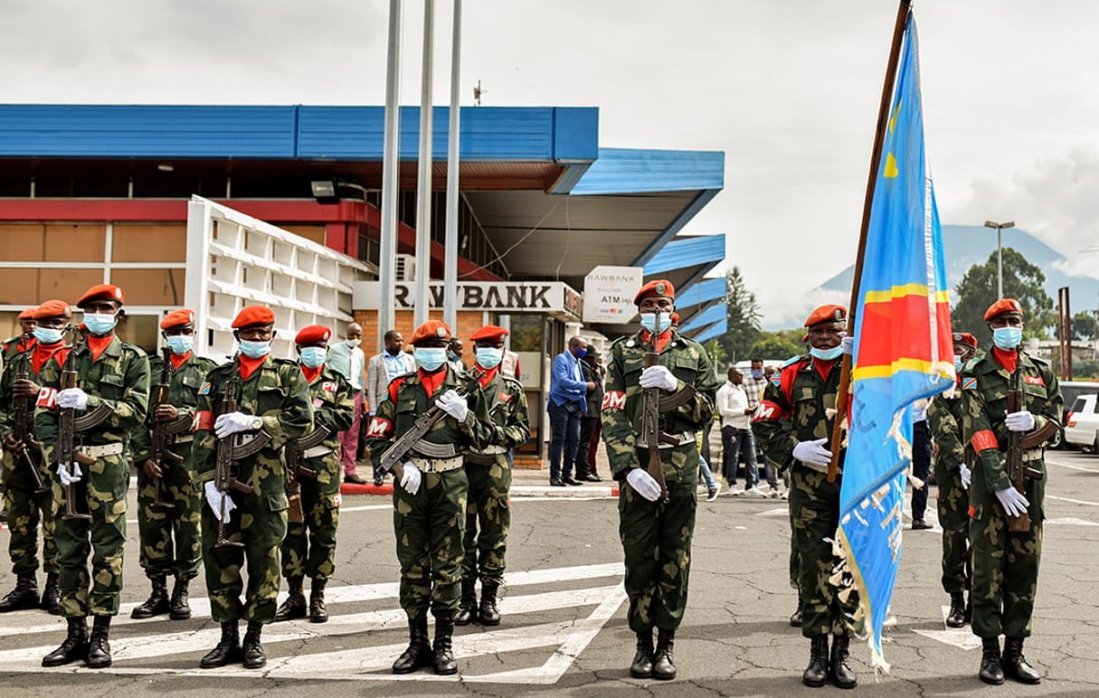Des soldats accueillent le nouveau gouverneur militaire du Nord-Kivu à l’aéroport de Goma, le 10 mai 2021. © Olivia Acland/REUTERS