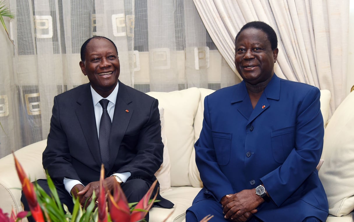 Alassane Ouattara et Henri Konan Bédié, en 2015 à Abidjan. Ivorian President Alassane Ouattara (L) confers with former Ivorian President Konan Bedie Henri (R), President of the Democratic Party of CÙte d’Ivoire – African Democratic Rally (PDCI-RDA,  during a meeting October 27, 2015 in Abidjan. Early results indicate Ouattara will easily win a second five-year term in last weekend’s elections.
© SIA KAMBOU/AFP