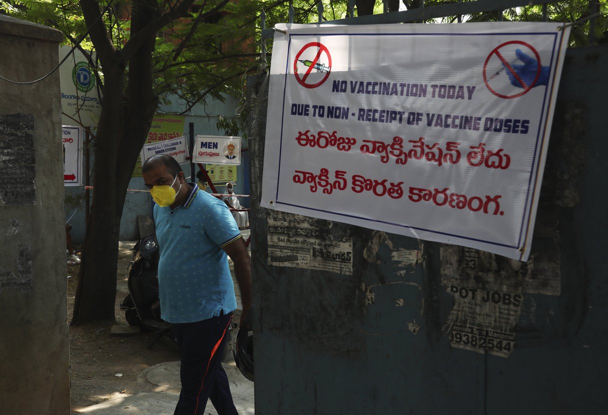 Une pancarte informe des pénuries de vaccin dans un centre de santé, à Hyderabad, en Inde, le 3 mai 2021. © Mahesh Kumar/AP/Sipa