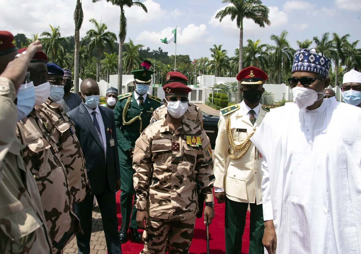 Mahamat Idriss Déby (au centre) et Muhammadu Buhari (droite), le 14 mai 2021 à N’Djamena. © Sunday Aghaeze/AP/SIPA