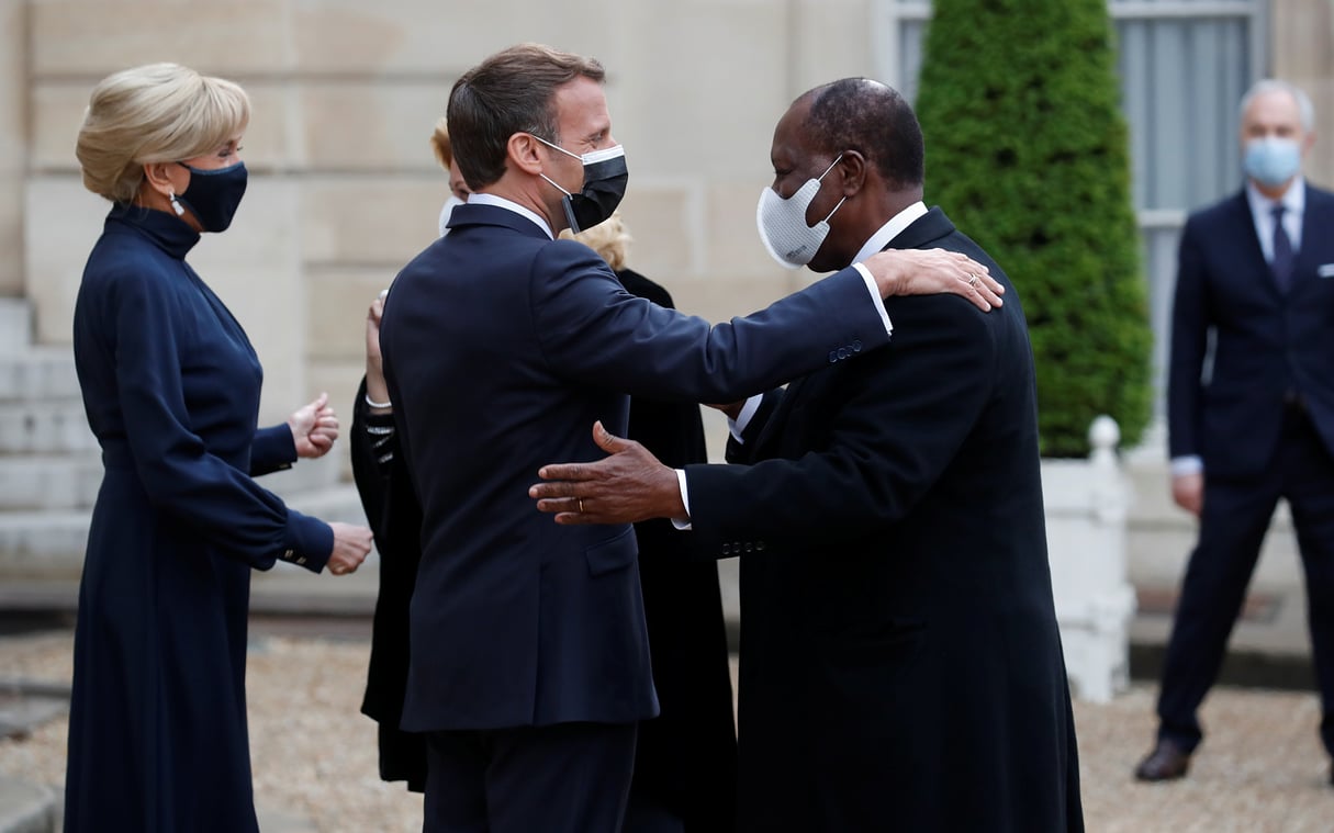 Emmanuel Macron et Alassane Ouattara, le 17 mai 2021 avant le diner officiel des chefs d’État, à l’Élysée. © REUTERS/Gonzalo Fuentes