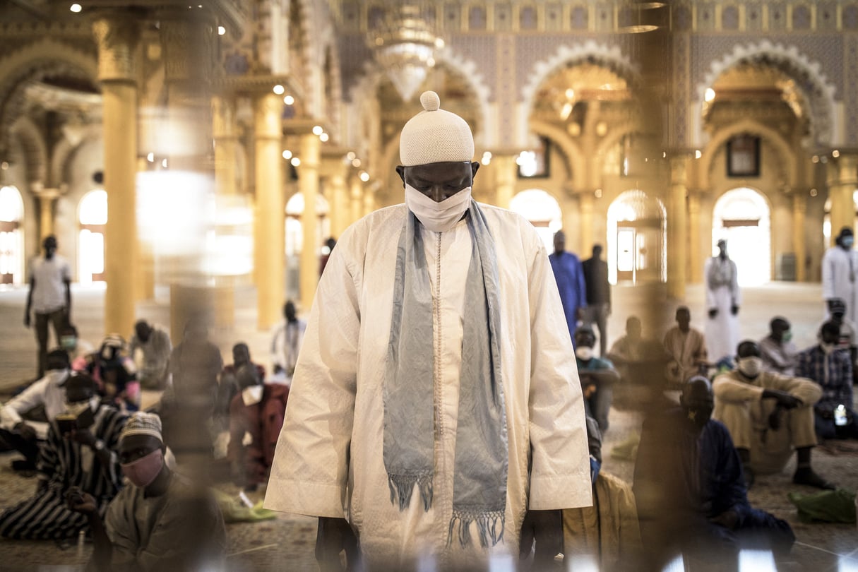 Un fidèle dans la mosquée Massalikoul Djinaane, à Dakar en 2019. © JOHN WESSELS/AFP