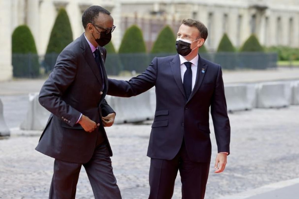 Le président rwandais Paul Kagame reçu au sommet de Paris par son homologue français Emmanuel Macron, le 18 mai 2021. © Ludovic MARIN/AFP