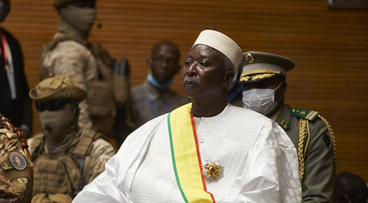 Le président Bah N’Daw, lors de sa cérémonie d’investiture à Bamako, le 25 septembre 2020. Il a été choisi pour diriger un gouvernement de transition après le coup d’État perpétré par les forces armées maliennes en août 2020. © MICHELE CATTANI/AFP