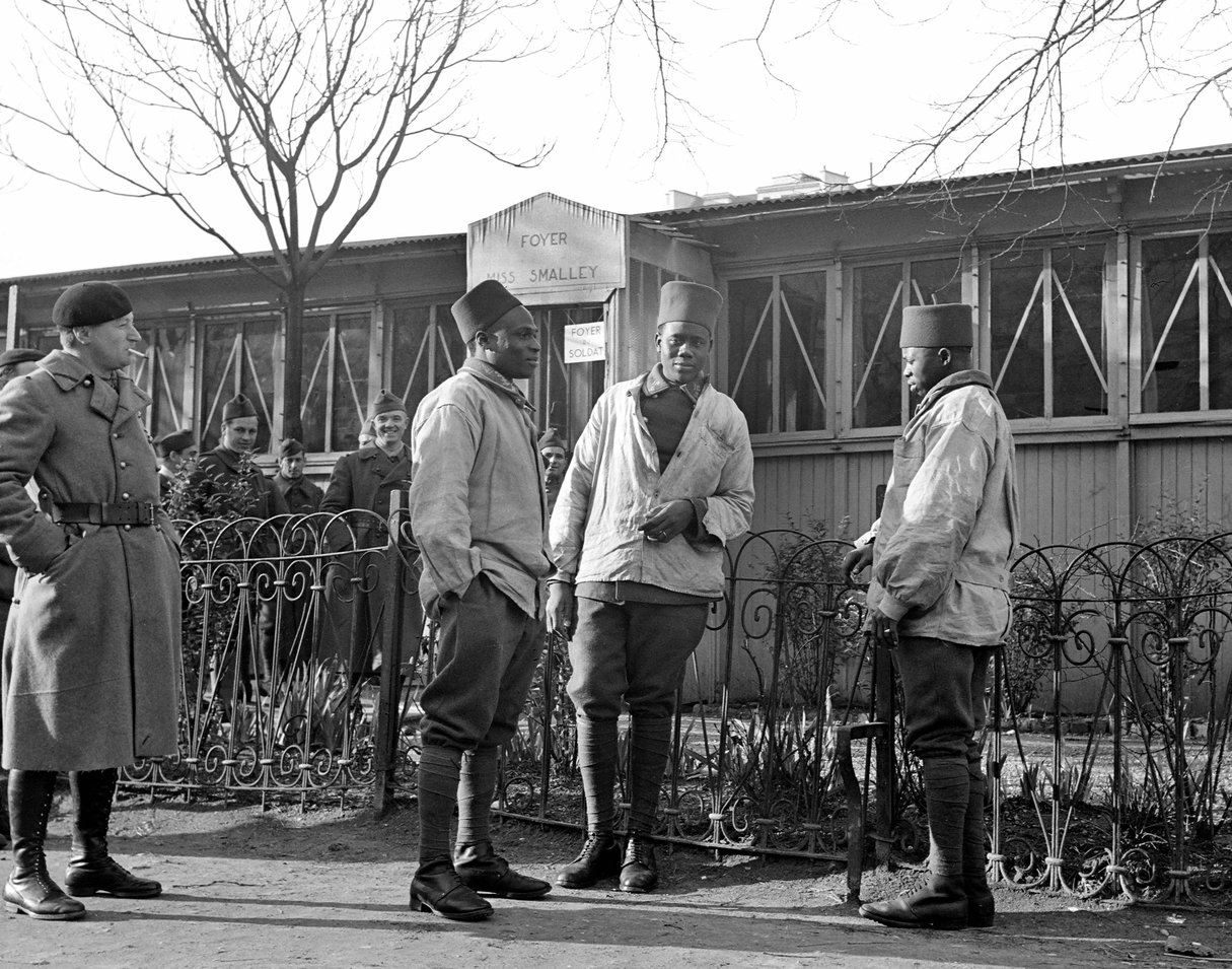 Des tirailleurs sénégalais en 1939, en France. © Roger-Viollet