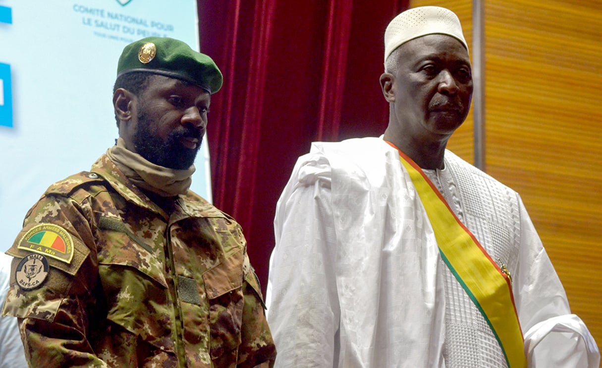 Assimi Goïta et Bah N’Daw lors de la cérémonie de prestation de serment, le 25 septembre 2020, à Bamako. © Amadou Keita/REUTERS