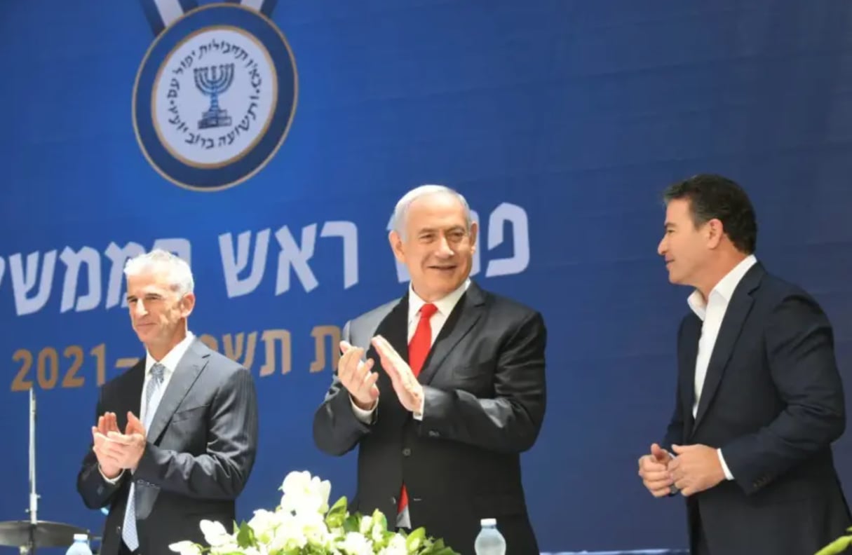 Benyamin Netanyahou (au centre), avec le nouveau patron du Mossad David Barnea (à gauche) et son prédécesseur Yossi Cohen (à droite). © Amos Ben Gershon