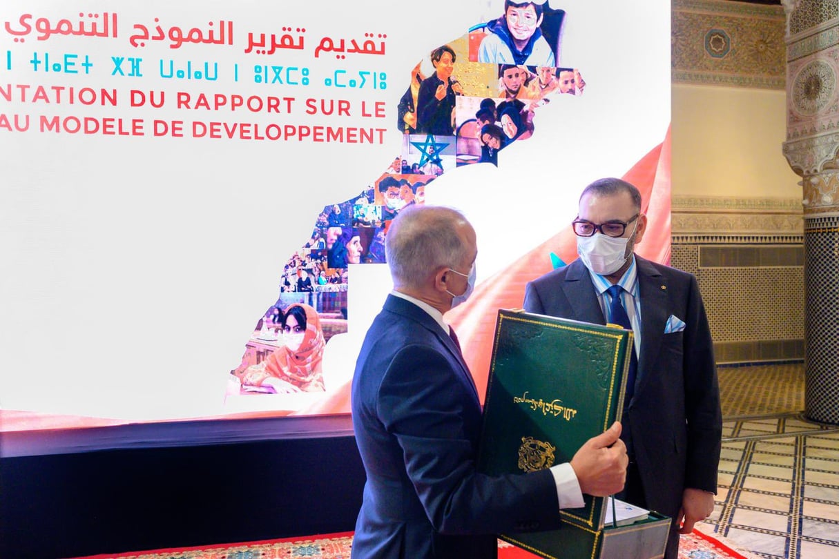  © Le président de la commission sur le nouveau modèle de développement Chakib Benmoussa présentant son rapport au roi Mohammed VI, le 25 mai 2021 au Palais de Fès.