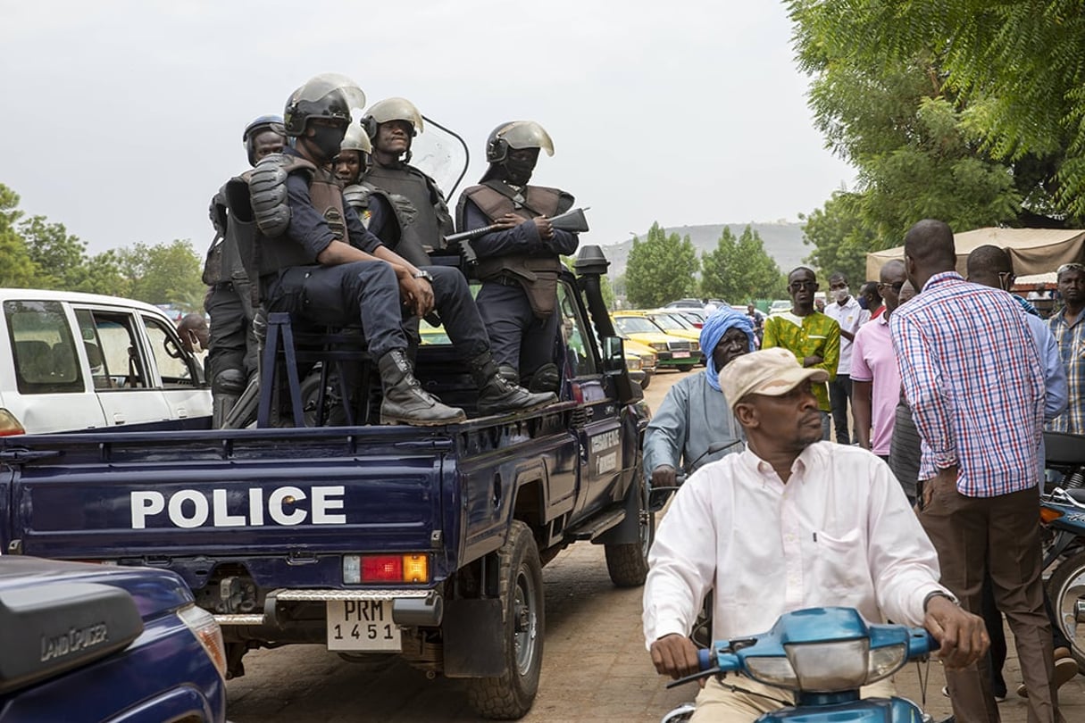 Des policiers maliens le 25 mai 2021 à Bamako, après l’arrestation du président et du chef du gouvernement. © AP/SIPA