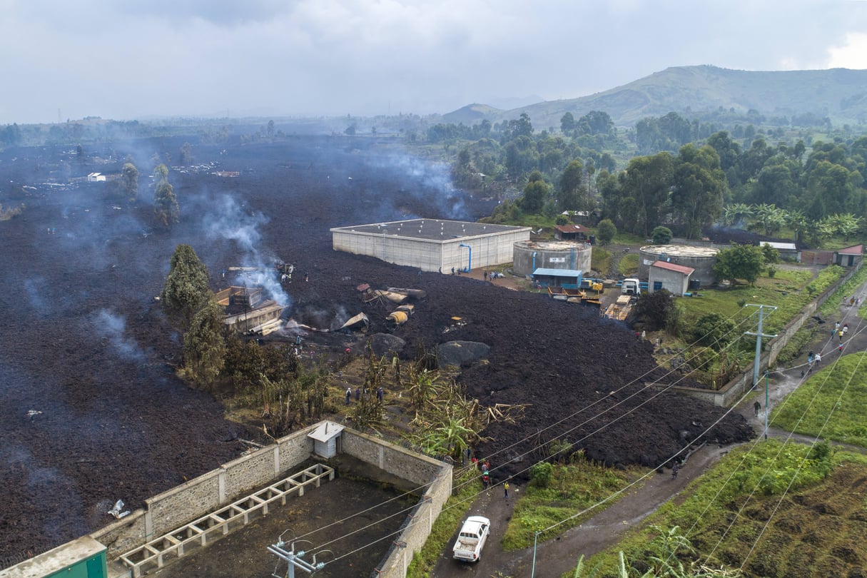 La coulée de lave de l'éruption du Nyiragongo traverse le village de Buhene, dans le nord de Goma, le 24 mai 2021. &copy; Justin Kabumba/AP/SIPA