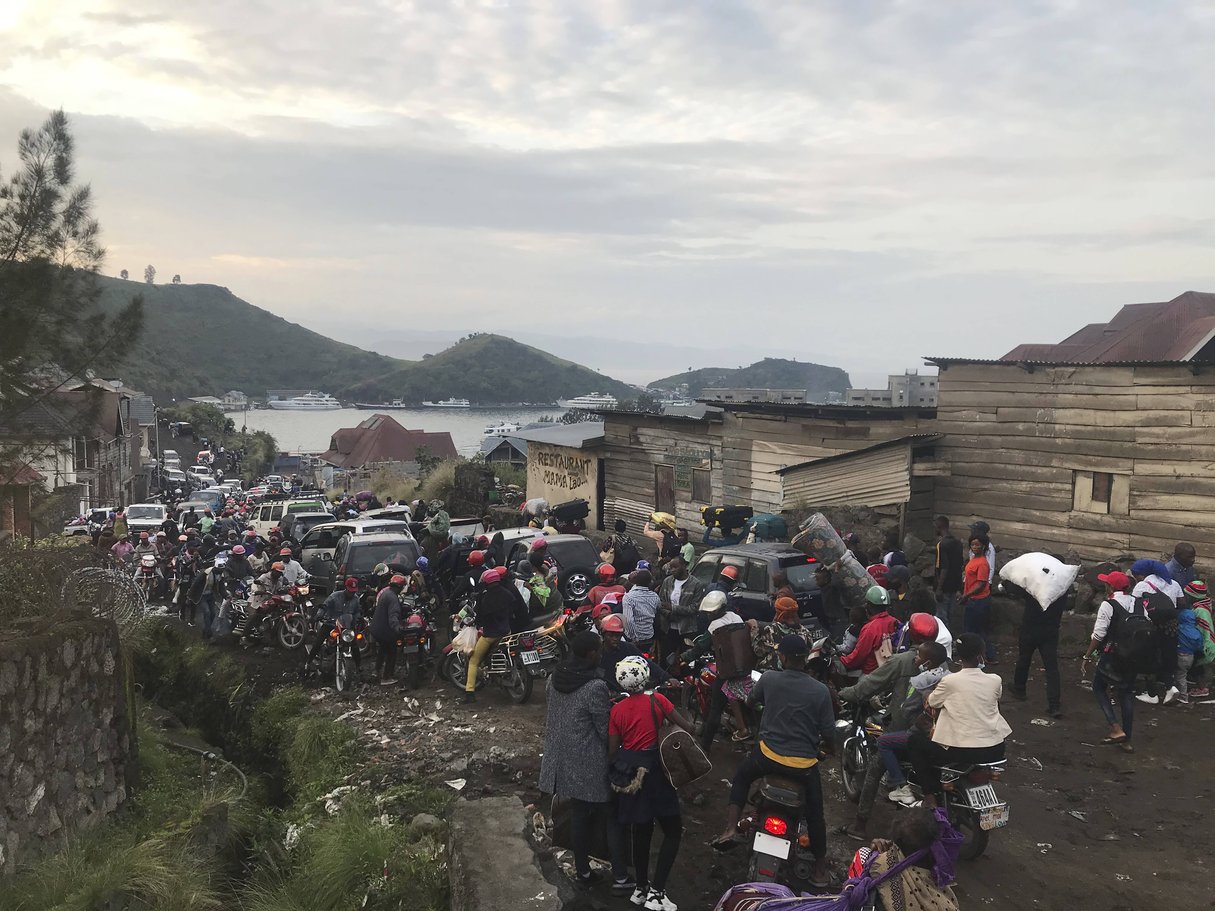 Des habitants de Goma fuient la ville, le 27 mai 2021, craignant une nouvelle éruption du volcan Nyragongo. © Moses Sawasawa/AP/SIPA