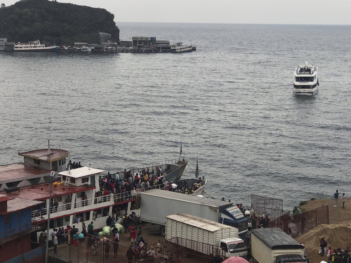 Des habitants de Goma fuient la ville par bateau, le 27 mai 2021. &copy; Moses Sawasawa/AP/SIPA