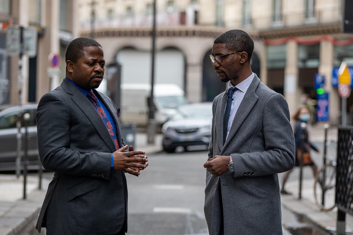 De gauche à droite, Gradi Koko Lobanga et Navy Malela Mawani, lanceurs d’alerte et anciens employés de l’Afriland First Bank. Ils ont été condamnés à mort par un tribunal congolais. Ici, réfugiés à Paris en 2021. © Liran Hautmacher/ PPLAAF