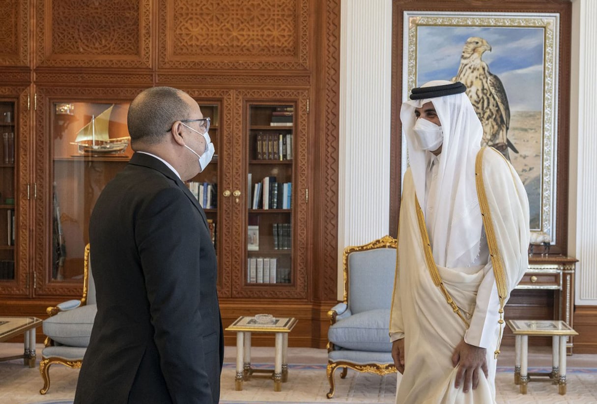 L’émir du Qatar Cheikh Tamim bin Hamad al-Thani rencontre le Premier ministre de Tunis Hichem Mechichi (L) à Doha, au Qatar, le 31 mai 2021. © Qatari Emirate Council/AFP
