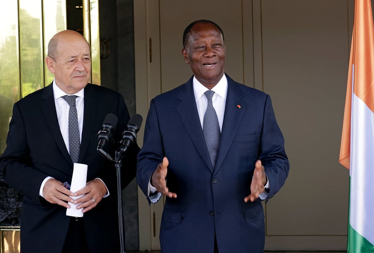 Jean-Yves Le Drian et Alassane Ouattara, en octobre 2017 à Abidjan. © Thierry Gouegnon/REUTERS