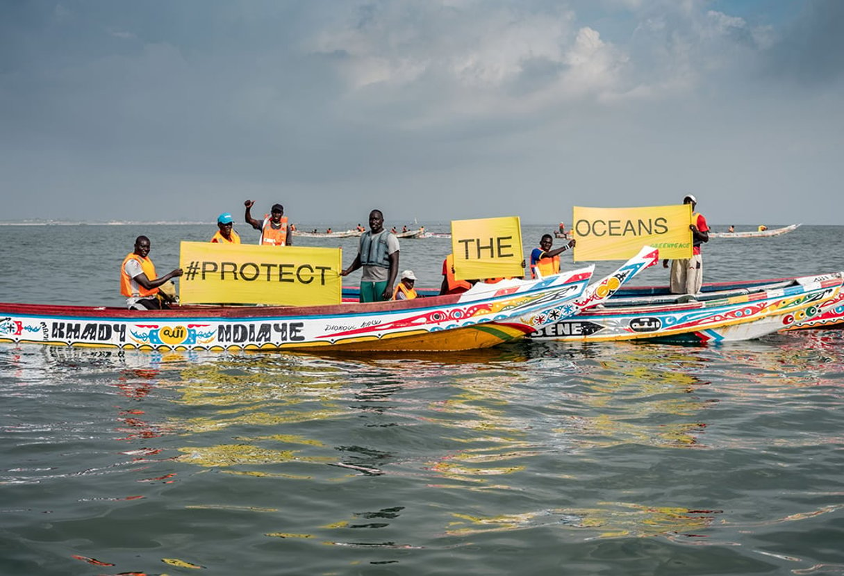 Une flottille de pirogues sénégalaises accueille l’Arctic Sunrise de Greenpeace qui inventorie les dégâts de la surpêche en Afrique © Tommy Trenchard/PANOS-REA