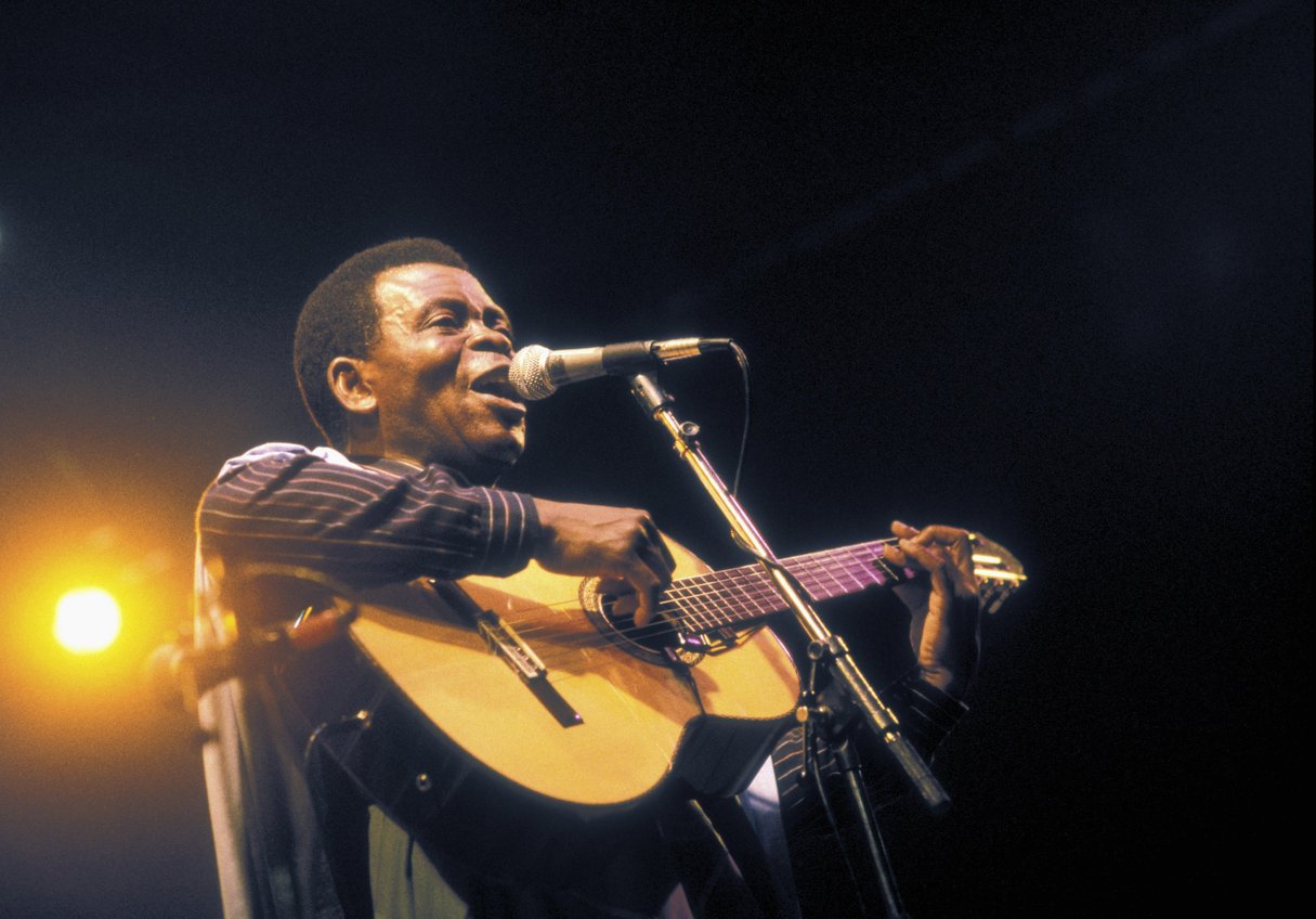 Francis Bebey, au Vredenburg à Utrecht (Pays-Bas), le 31 mai 1986. © Frans Schellekens/Redferns/Getty Images