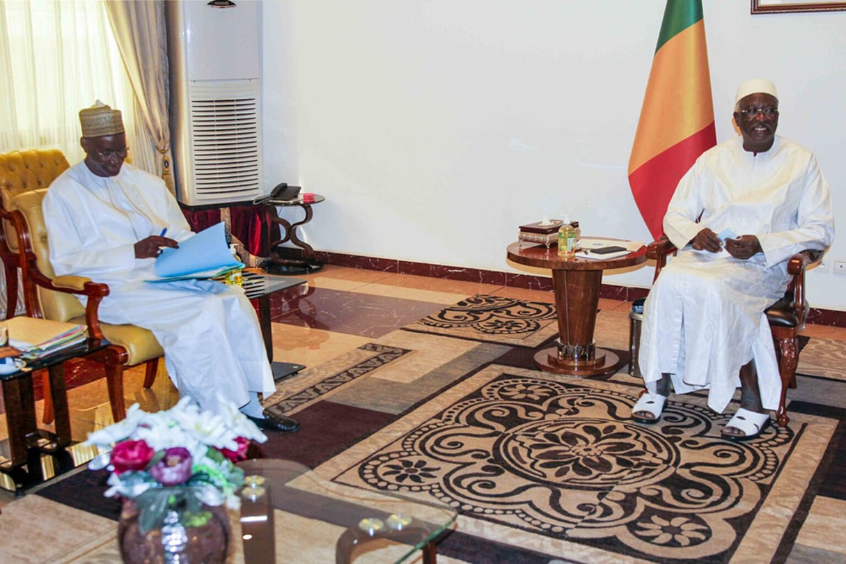 Moctar Ouane (à gauche) et Bah N’Daw, le 21 mai dernier à Koulouba. © Présidence Mali