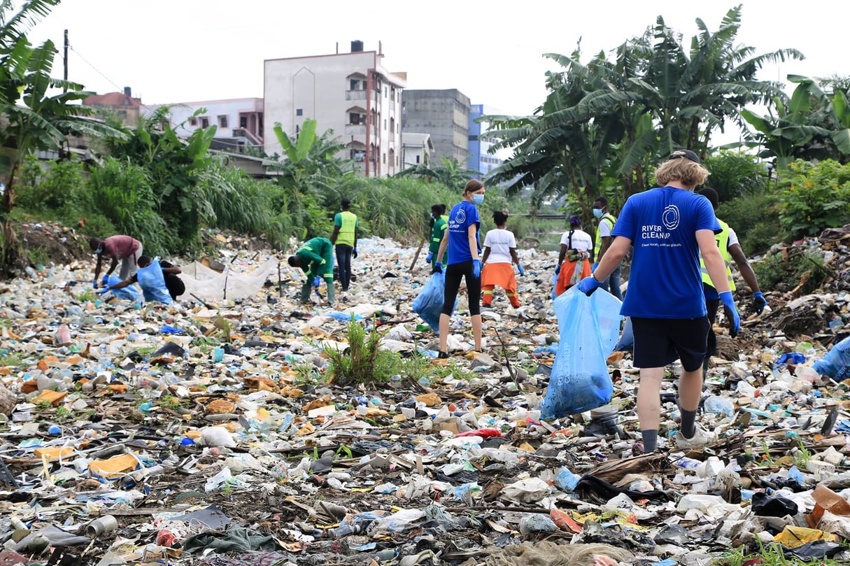 Lors d’une opération de ramassage de déchets sur le fleuve Wouri, à Douala, organisé par l’ONG River Cleanup le 7 juin 2021. © DR / River Cleanup