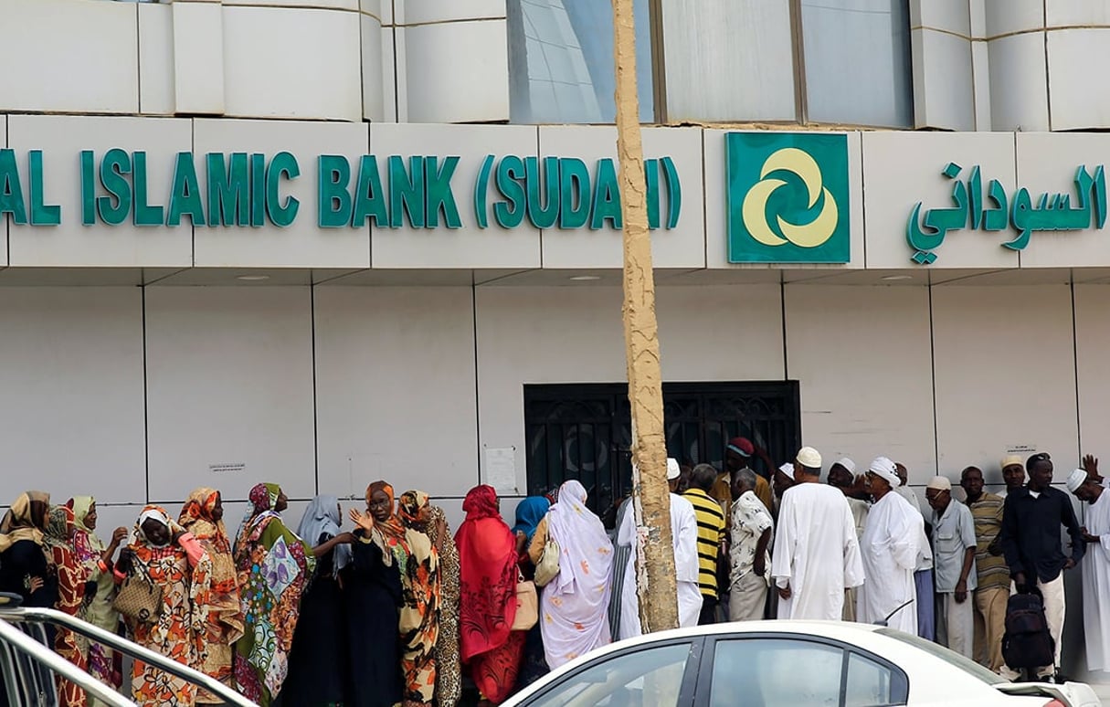 File d’attente devant une agence de la Faisal Islamic Bank, à Khartoum, en juin 2019. © Mohamed Nureldin Abdallah/Reuters