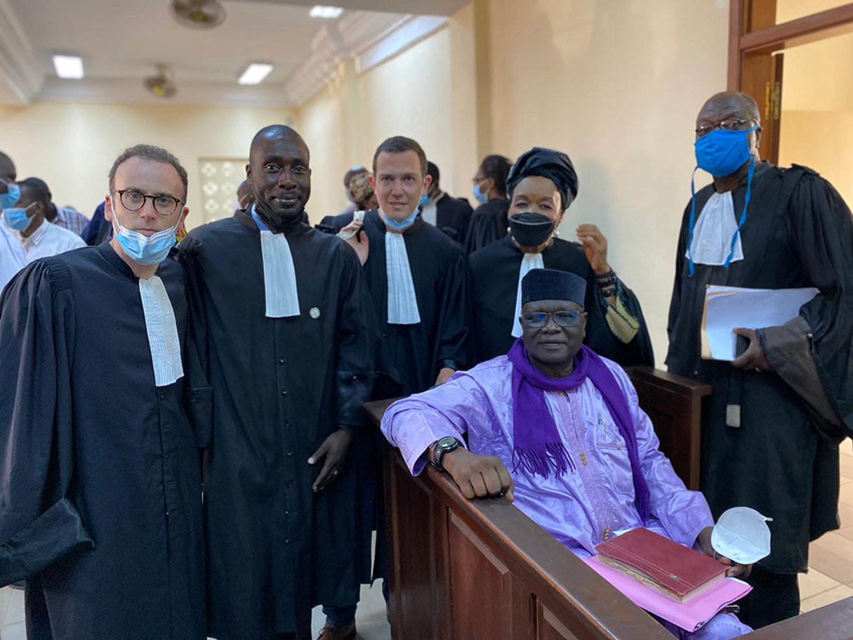 Amadou Vamoulké avec ses avocats. © DR