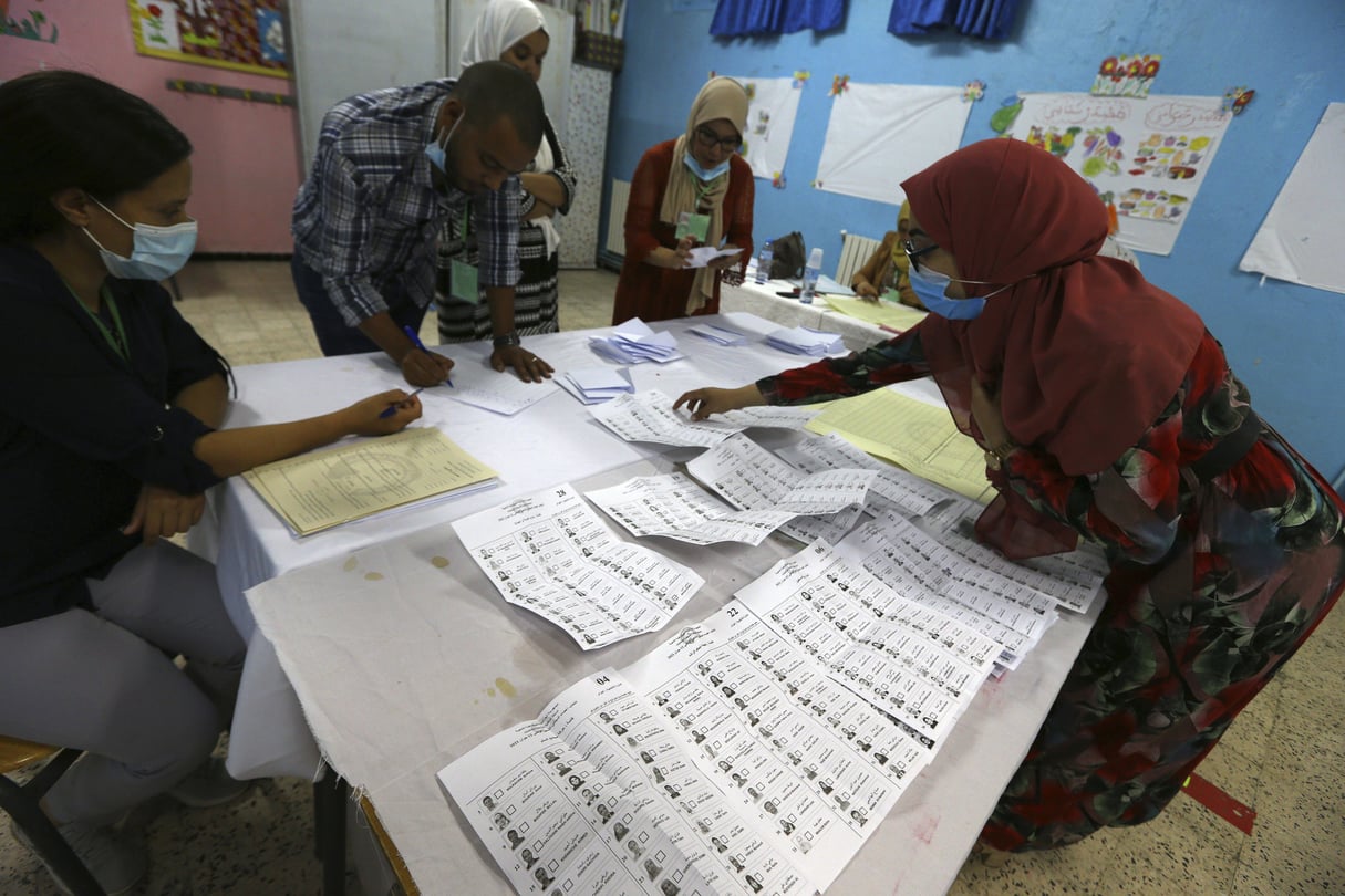 Dans un bureau de vote à Alger, lors des élections législatives en Algérie, le 12 juin 2021. © Anis Belghoul/AP/SIPA