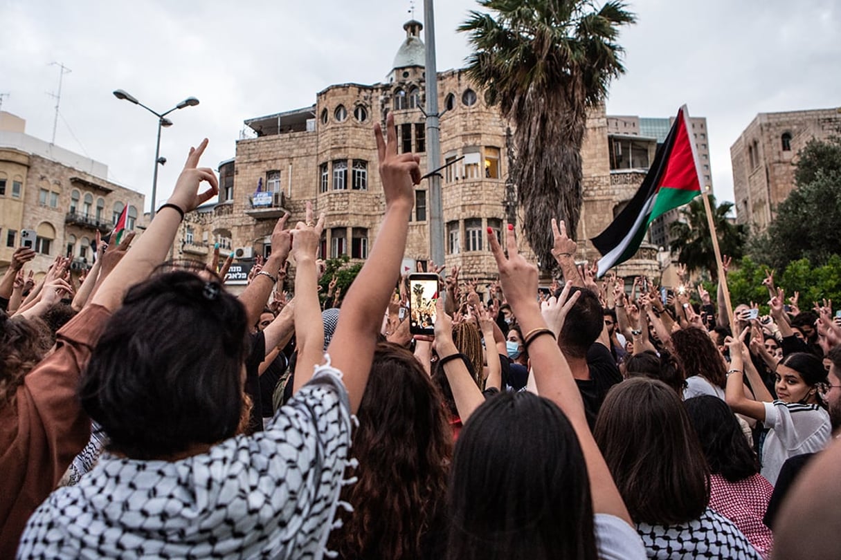 Des citoyens palestiniens d’Israël manifestent à Haïfa, en Israël, le 18 mai 2021. © MATI MILSTEIN/ NurPhoto via AFP