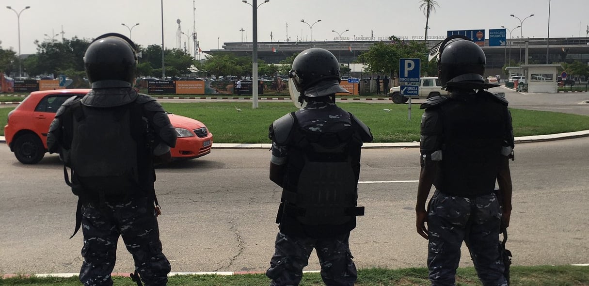 Des policiers contrôlent les entrées près de l'aéroport d'Abidjan, le 17 juin 2021. &copy; Florence Richard pour JA