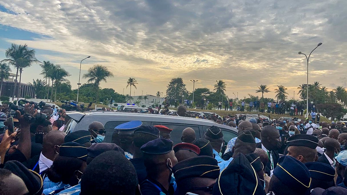 La voture dans laquelle Laurent Gbagbo a pris place, entourée par les partisans de l'ancien président ivoirien, à l'aéroport d'Abidjan le 17 juin 2021. &copy; Photo : Vincent Duhem pour JA