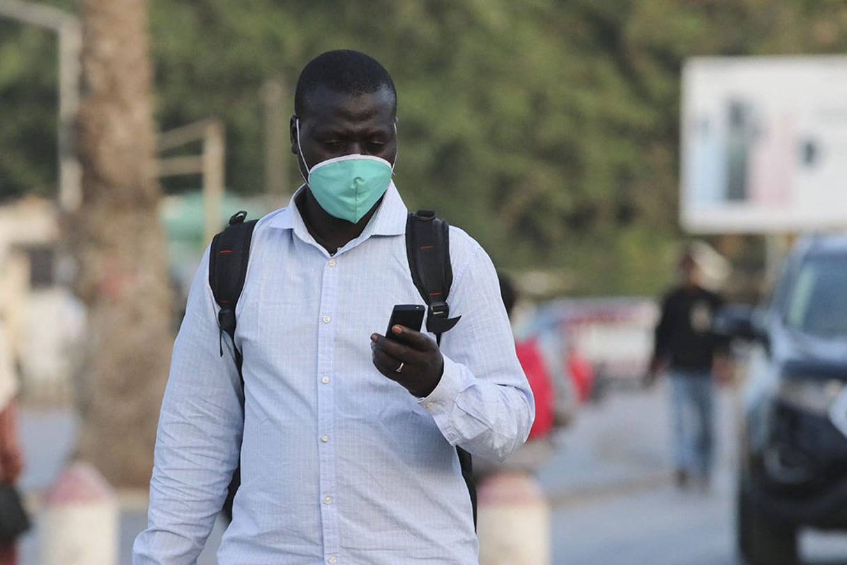 Un Sénégalais, dans les rues de Dakar, le 29 avril 2020. (illustration) © Alaattin Dogru / ANADOLU AGENCY via AFP)