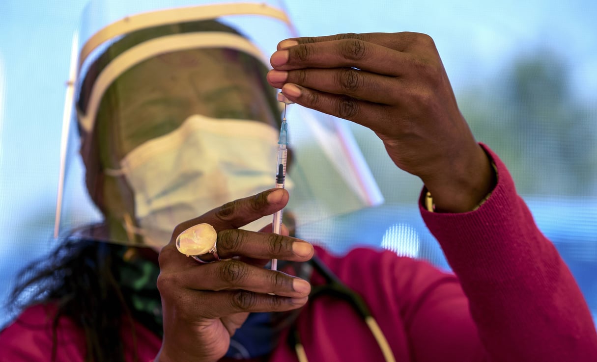 Une infirmière prépare une dose de vaccin dans une clinique proche de Johannesburg, le 25 mai 2021. © Themba Hadebe/AP/SIPA