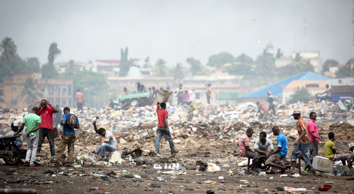 Des hommes travaillent sur une décharge de déchets électroniques à la périphérie d’Accra, au Ghana, le 9 avril 2015. © KAY NIETFELD/AFP