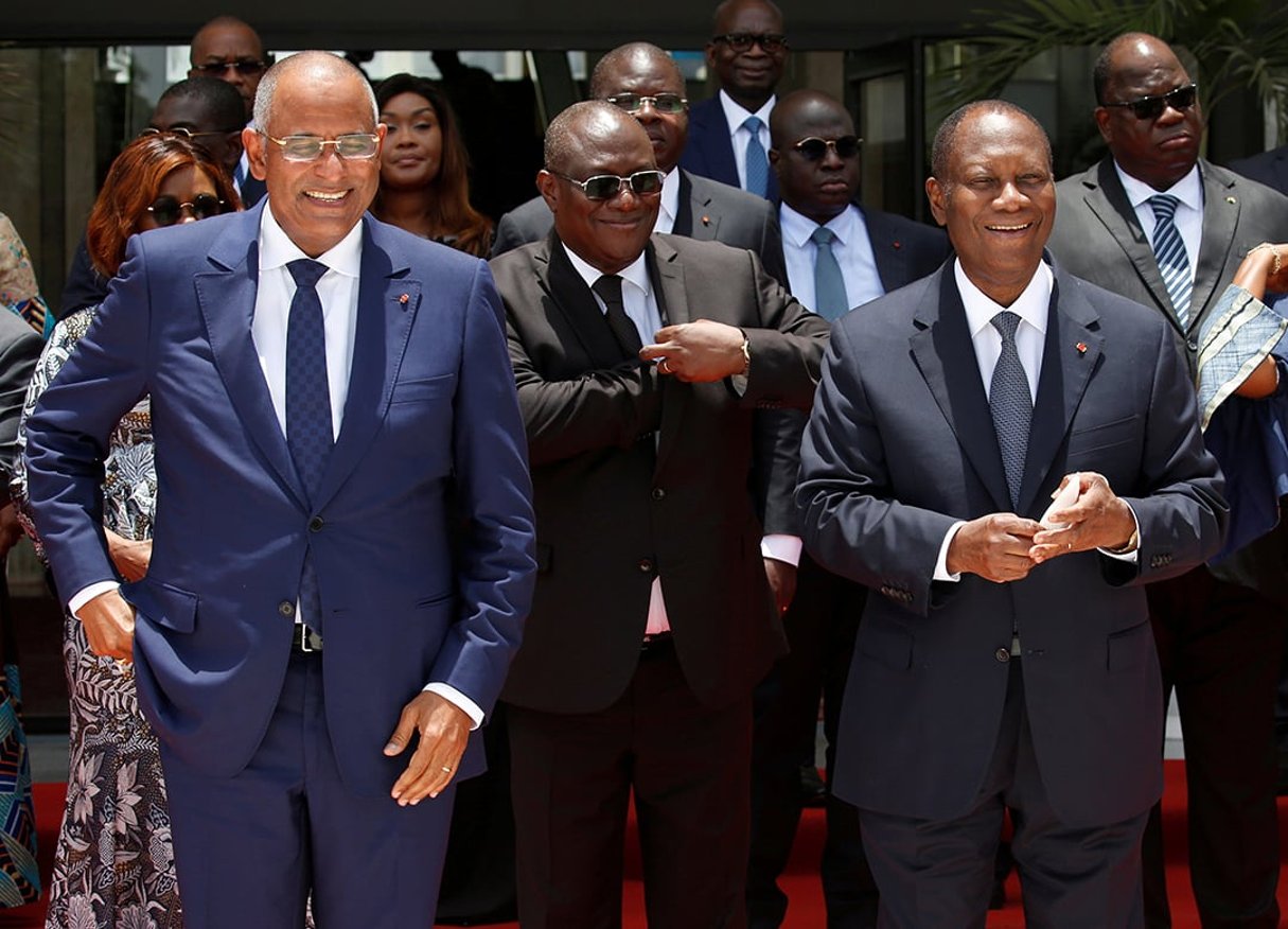 Le président ivoirien Alassane Ouattara aux côtés de son Premier ministre Patrick Achi et de son ministre de la Défense, Tene Birahima Ouattara, le 17 avril 2021 au palais présidentiel  Abidjan. © Luc Gnago/REUTERS