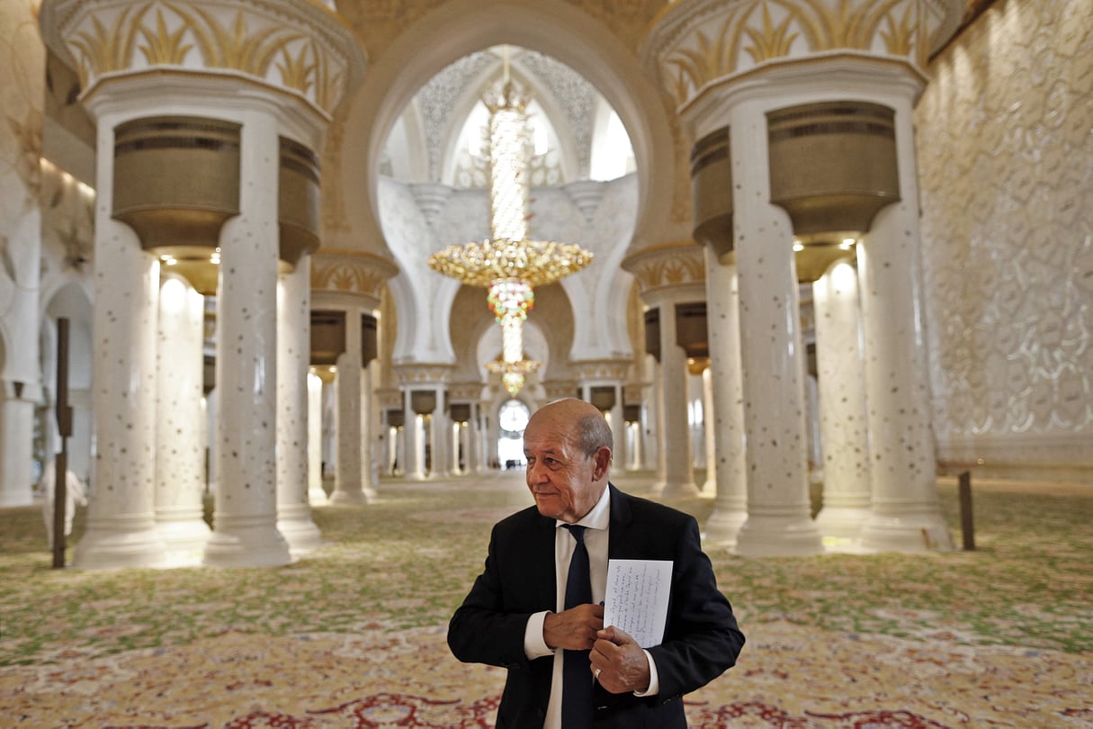 Jean-Yves Le Drian dans la grande mosquée Sheikh Zayed d'Abu Dhabi en septembre 2018 &copy; MAHMOUD KHALED/AFP