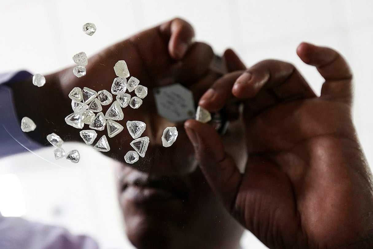 Un « sightholder » évalue une sélection de pierres brutes. Les valoriser est crucial pour cet État dont la filière pèse plus  40% de son PIB. © Chris Ratcliffe/Bloomberg via Getty Images